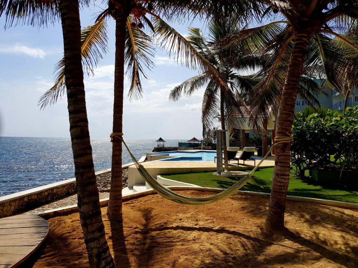 Whispering Seas Oceanfront Suite أوشو ريوس المظهر الخارجي الصورة
