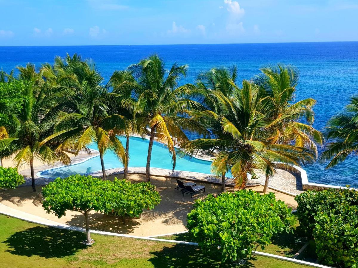 Whispering Seas Oceanfront Suite أوشو ريوس المظهر الخارجي الصورة