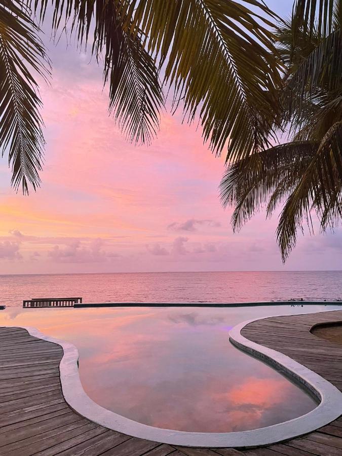 Whispering Seas Oceanfront Suite أوشو ريوس المظهر الخارجي الصورة
