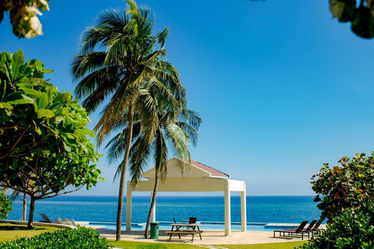 Whispering Seas Oceanfront Suite أوشو ريوس المظهر الخارجي الصورة